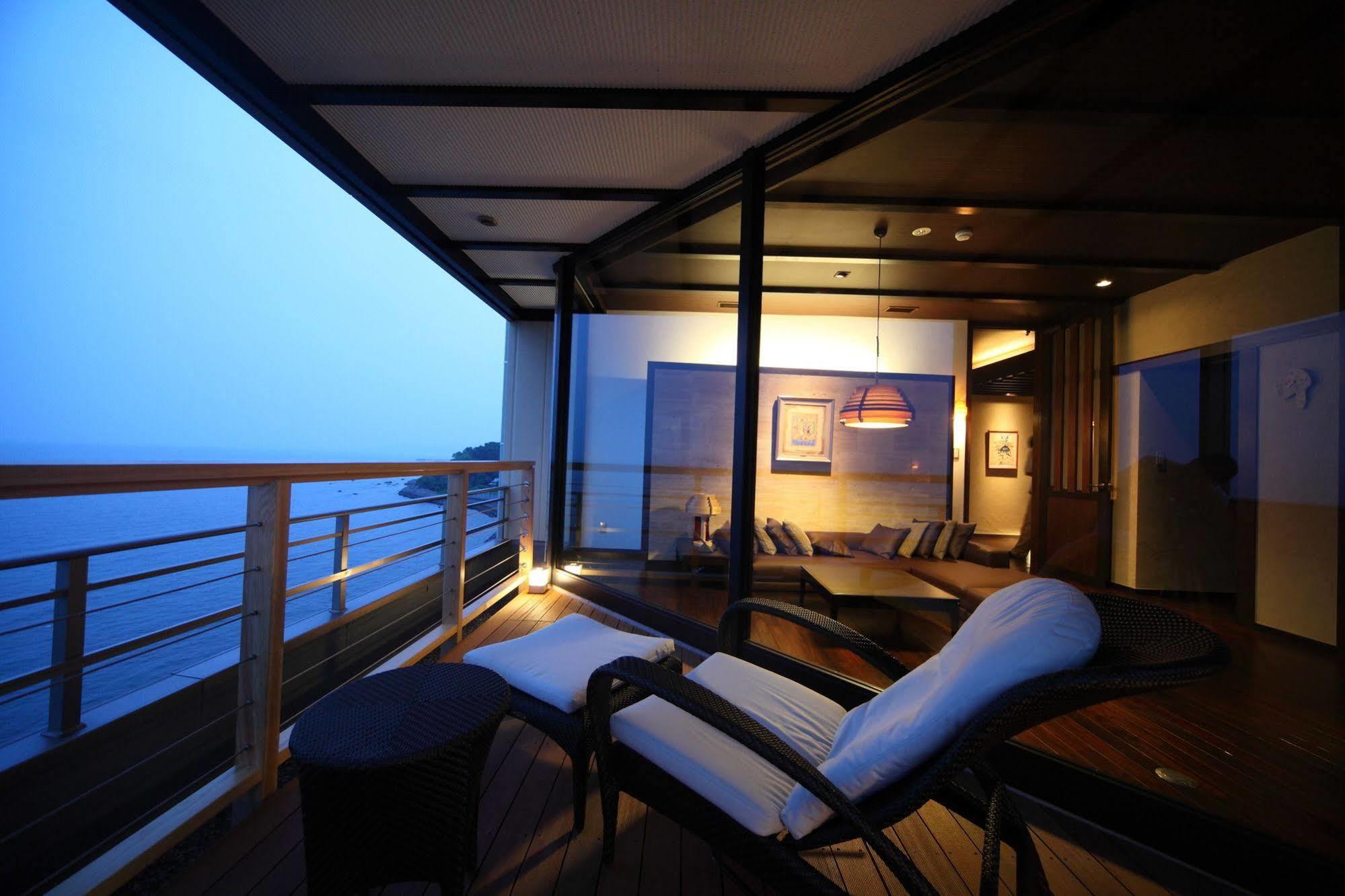 Amane Resort Seikai Beppu Buitenkant foto The balcony of a suite on the World Voyager